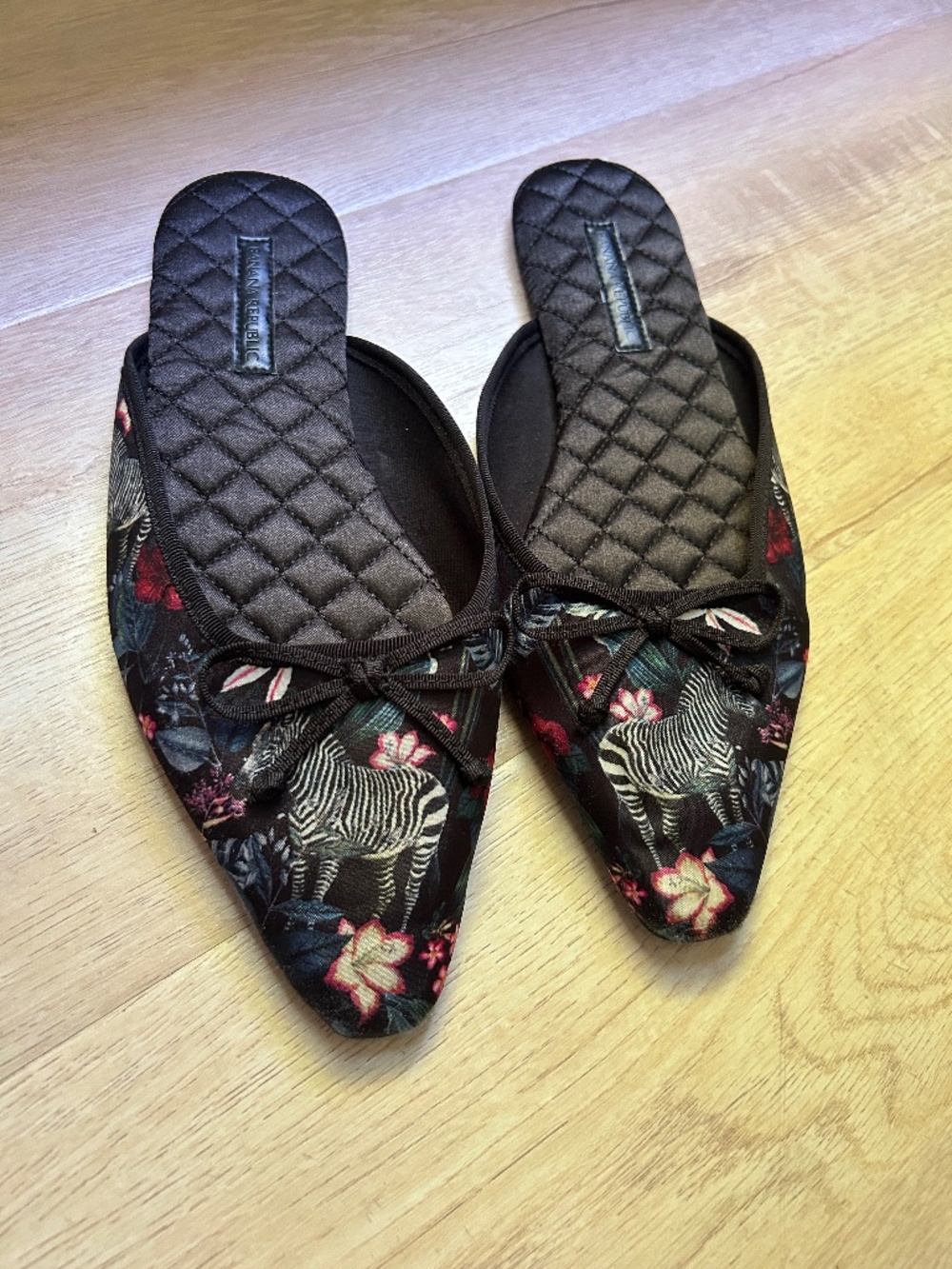 Banana Republic Asian inspired slippers , size 8/9